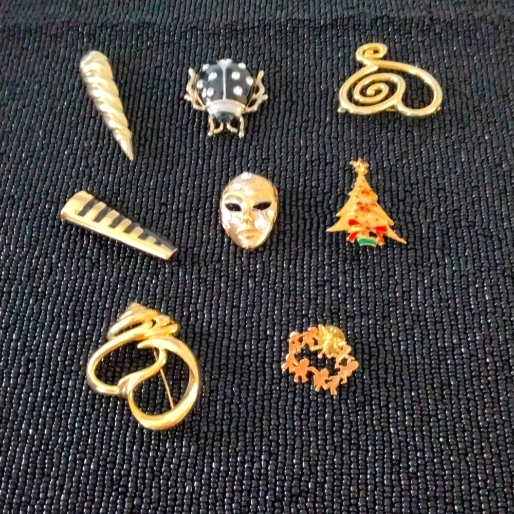 Bundle of vintage brooches